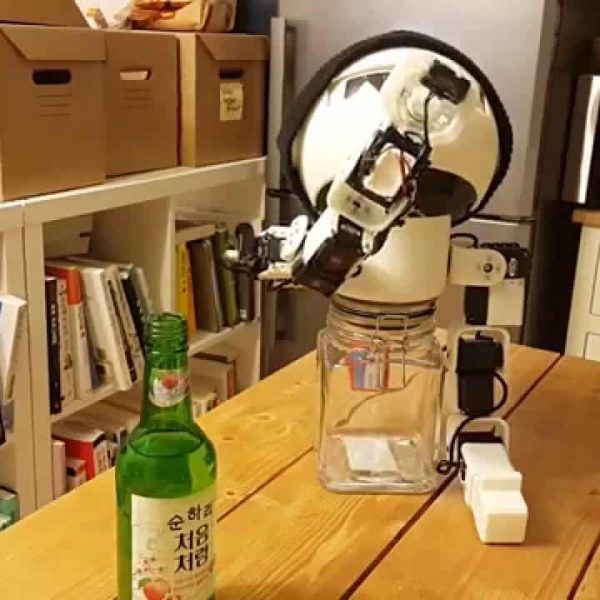 Sans plan pour le nouvel an ? Robot Drinky trinquera avec vous!
