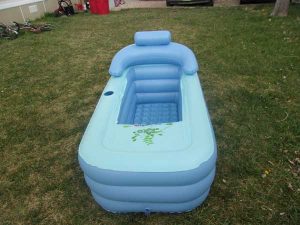 Cette baignoire gonflable pour adulte sert de bain d’appoint portable