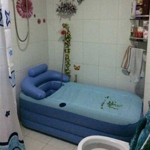 bain gonflable pour adulte dans une salle de bain