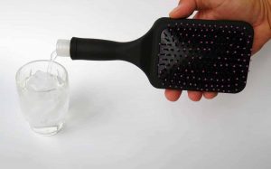 Une flasque originale et discrète dans une brosse à cheveux