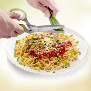 fines herbes découpées sur un plat de spaghettis