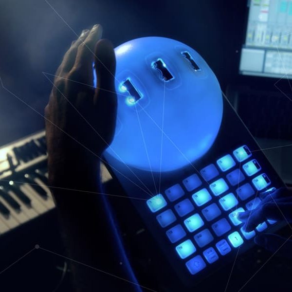 Le contrôleur MIDI Crystall Ball de Nao Next rend les DJ magiques