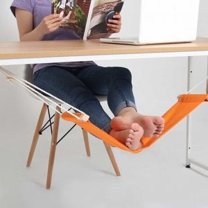 Le mini hamac pour les pieds amène un air de vacances au bureau