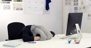 Le coussin autruche Ostrich Pillow permet de dormir partout