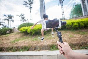 Ce steadicam pour smartphone fait de vous un professionnel