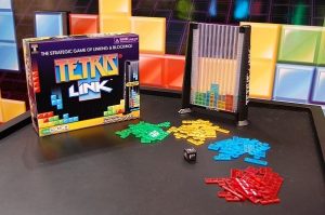 Le jeu de société Tetris Link fait jouer avec de vraies briques