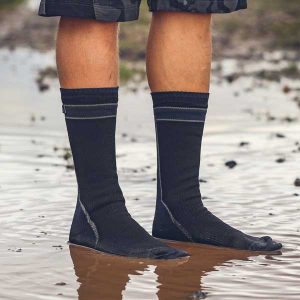 pieds dans l'eau avec chaussettes imperméables SealSkinz
