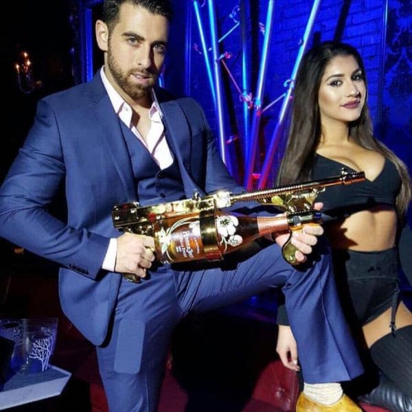 Un magnum de champagne gaspillé en style avec le Champagne Gun