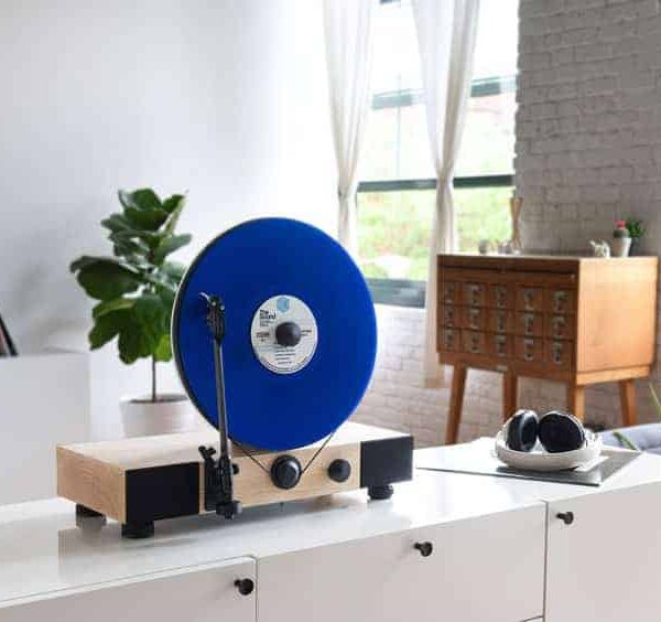 Le lecteur de disque vinyle Gramovox joue à la verticale