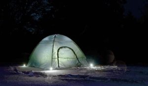 La sardine pour tente lumineuse UCO vous fera camper en sécurité
