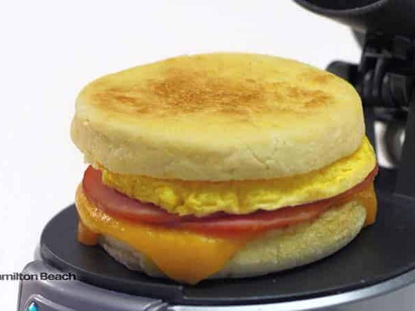 Le Breakfast Sandwich Maker fait un parfait egg muffin maison