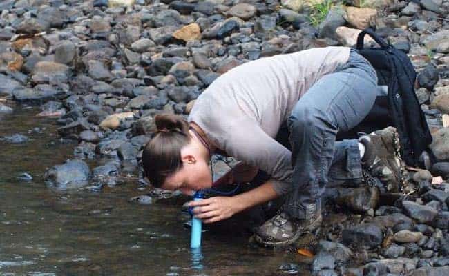 boire de l'eau filtrée avec la paille LifeStraw en randonnée