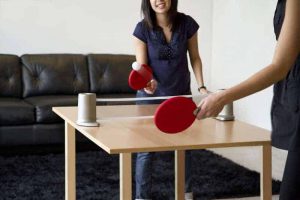 Le filet de tennis de table adaptable Pongo permet de jouer au salon