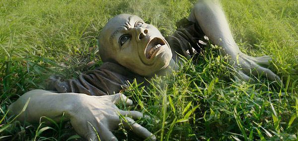 Ce zombie de jardin est une sculpture plus vraie que nature