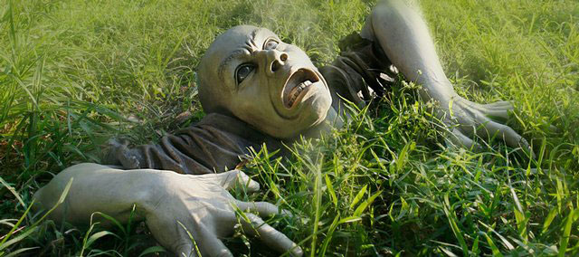 Ce zombie de jardin est une sculpture plus vraie que nature