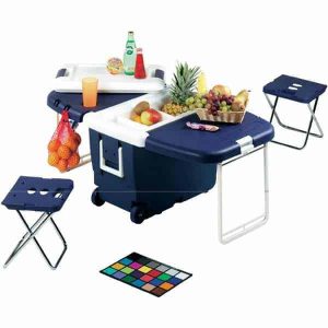 Cette glacière table intègre table et chaises de camping