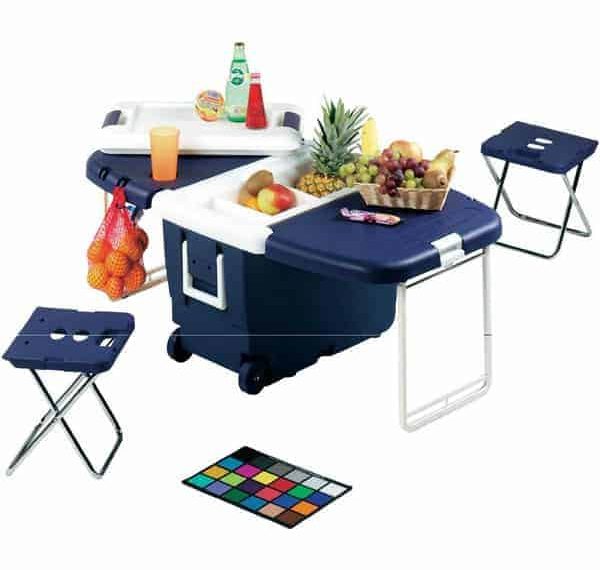 Cette glacière table intègre table et chaises de camping