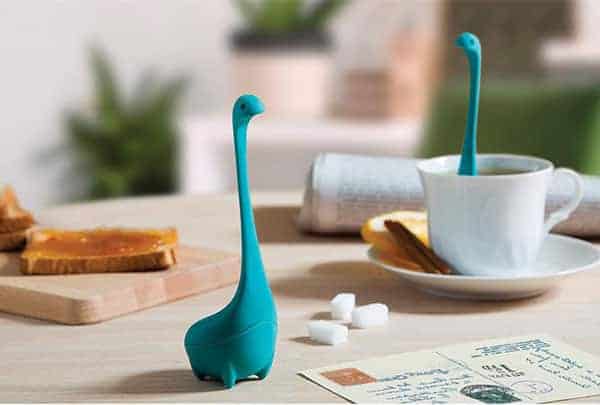 Le Baby Nessie d’Ototo Design est un infuseur à thé original