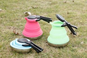 Cette bouilloire de camping en silicone est pliable et portable