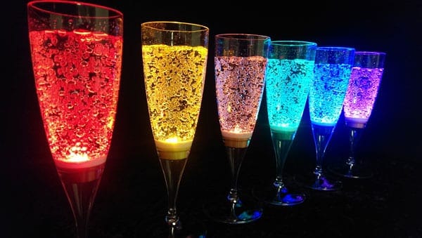 La flûte à champagne lumineuse rendra votre cocktail fluo