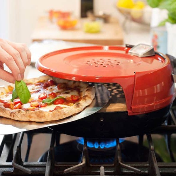 Le Pizzeria Pronto Stovetop est un mini four à pizza à gaz d’intérieur