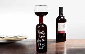 Ce verre en forme de bouteille de vin ne fait en boire qu’un