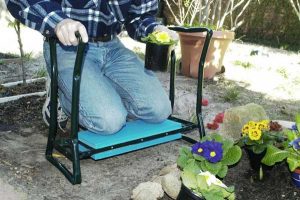 Le tabouret pour jardinier Aidapt est un agenouilloir réversible