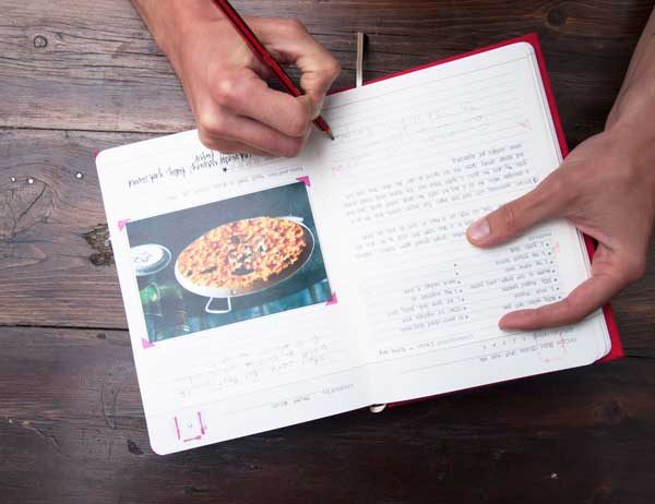 Le carnet My Family Cookbook aide à créer son livre de recettes
