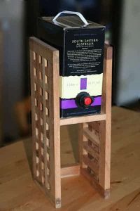 cubi de vin surélevé sur planches en bois